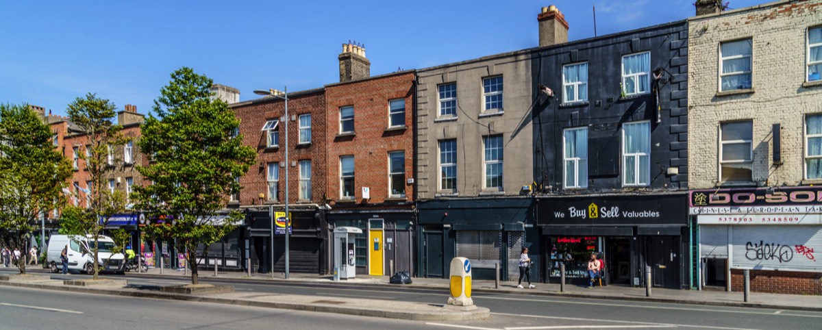 NEW STYLE PHONE KIOSK BESIDE A YELLOW DOOR - DORSET STREET  003