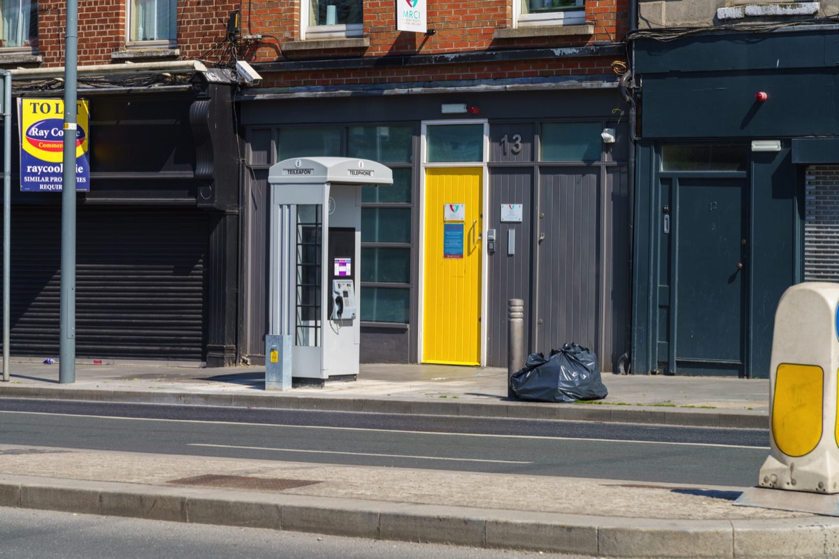 NEW STYLE PHONE KIOSK BESIDE A YELLOW DOOR - DORSET STREET  004