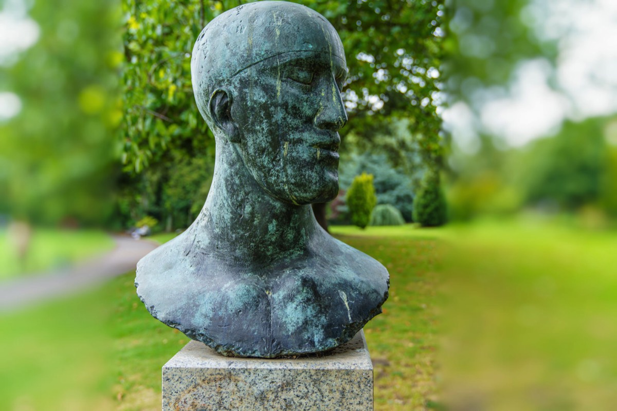 SCULPTURE BY ELISABETH FRINK - TRIBUTE HEAD II  001