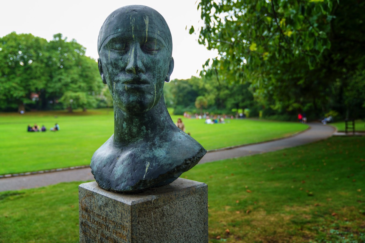 SCULPTURE BY ELISABETH FRINK - TRIBUTE HEAD II  002