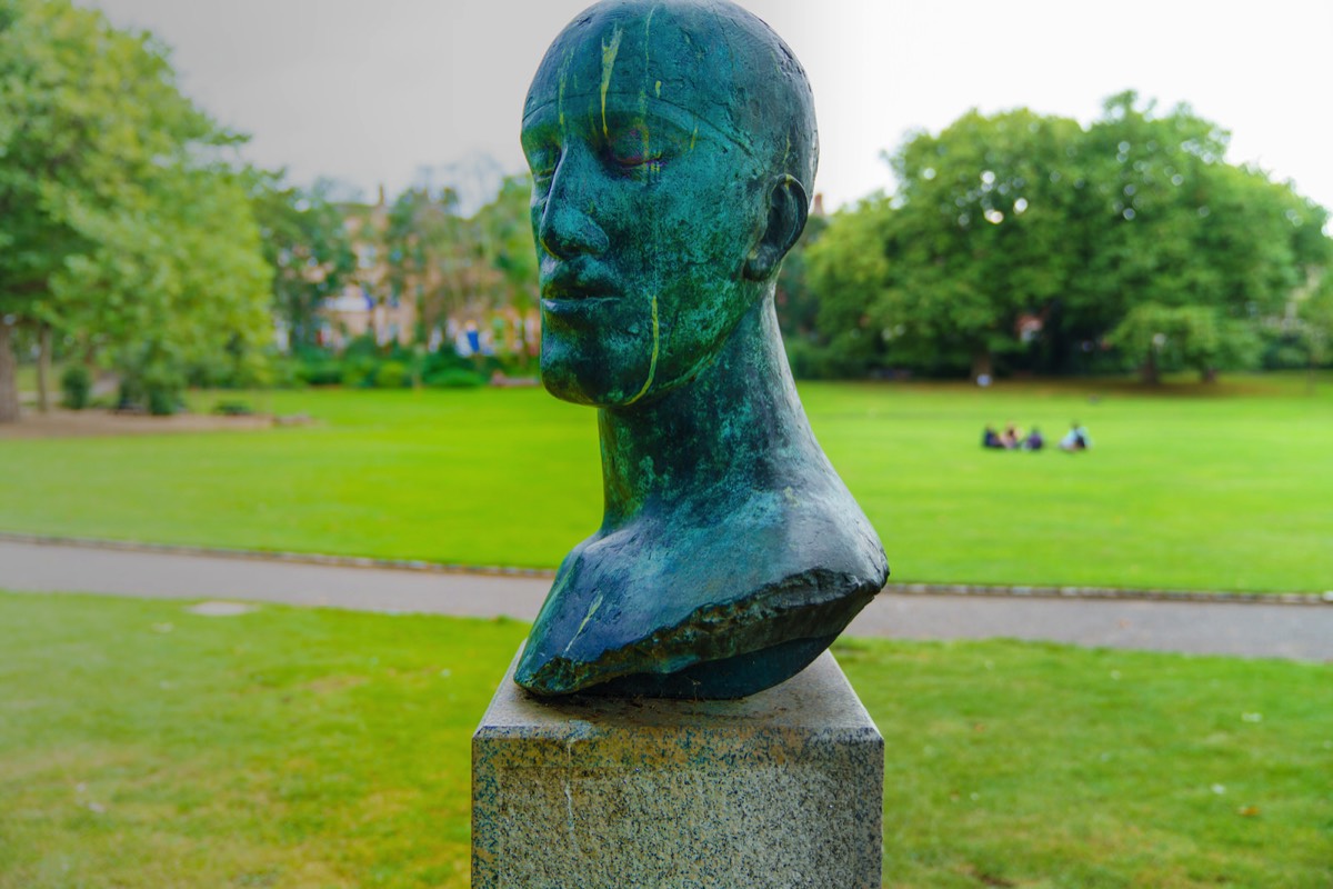 SCULPTURE BY ELISABETH FRINK - TRIBUTE HEAD II  003