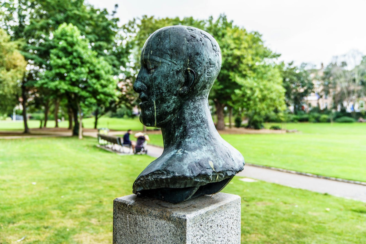 SCULPTURE BY ELISABETH FRINK - TRIBUTE HEAD II  004