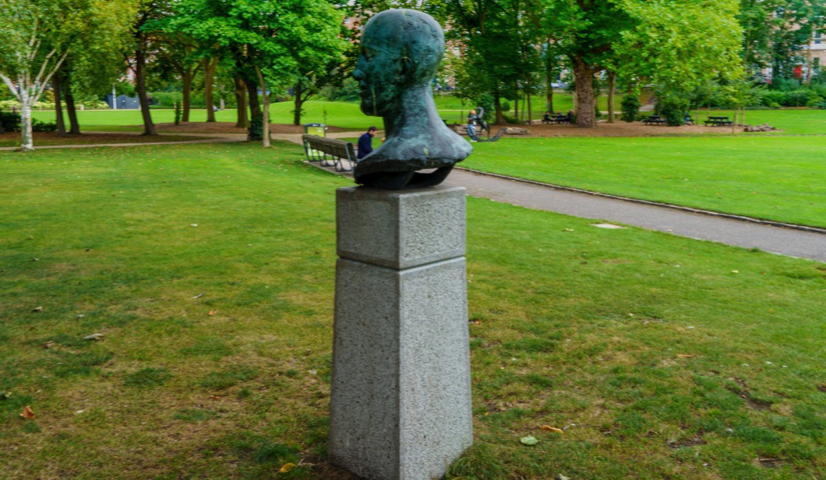 SCULPTURE BY ELISABETH FRINK - TRIBUTE HEAD II  005