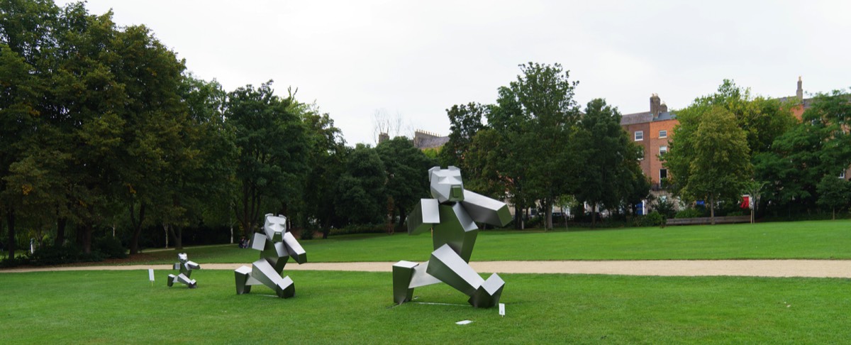 THE THREE BEARS VISIT MERRION SQUARE PARK  003