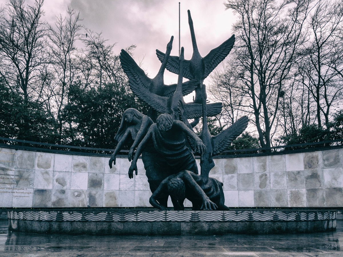 THE CHILDREN OF LIR AT THE GARDEN OF REMEMBRANCE   002