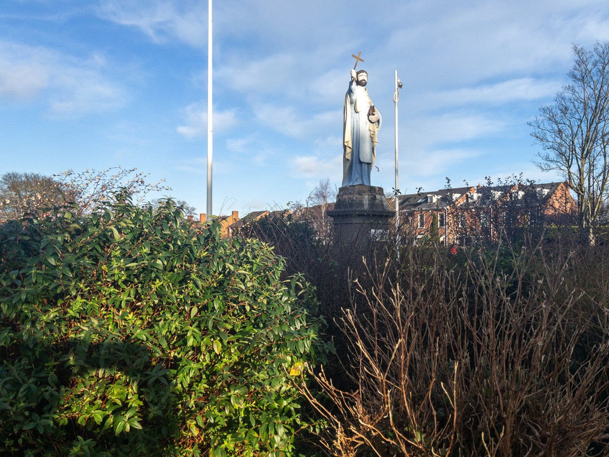 STATUE OF ST COLUMBA  AT CHURCH ON IONA ROAD 001