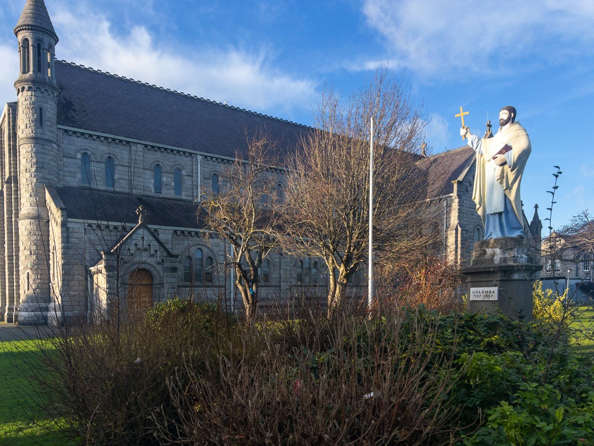 STATUE OF ST COLUMBA  AT CHURCH ON IONA ROAD 003