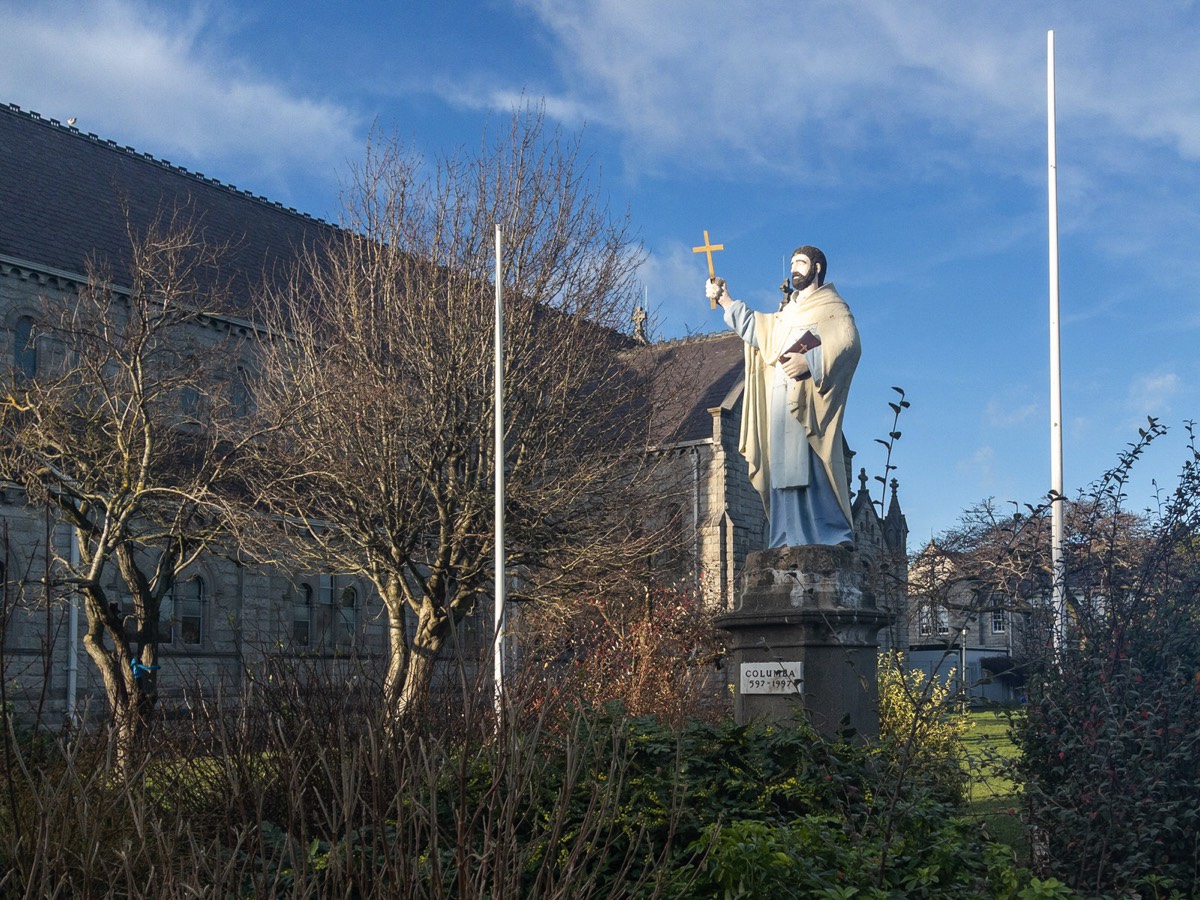 STATUE OF ST COLUMBA  AT CHURCH ON IONA ROAD 004