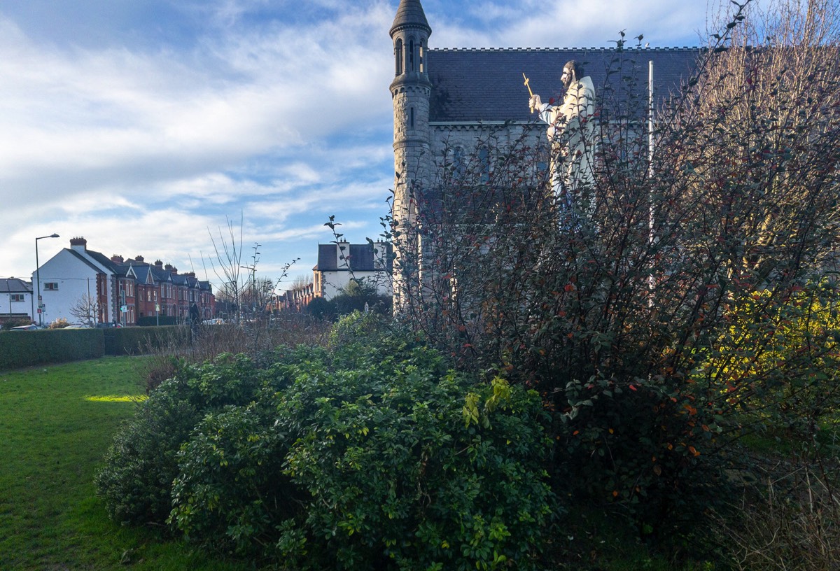 STATUE OF ST COLUMBA  AT CHURCH ON IONA ROAD 006