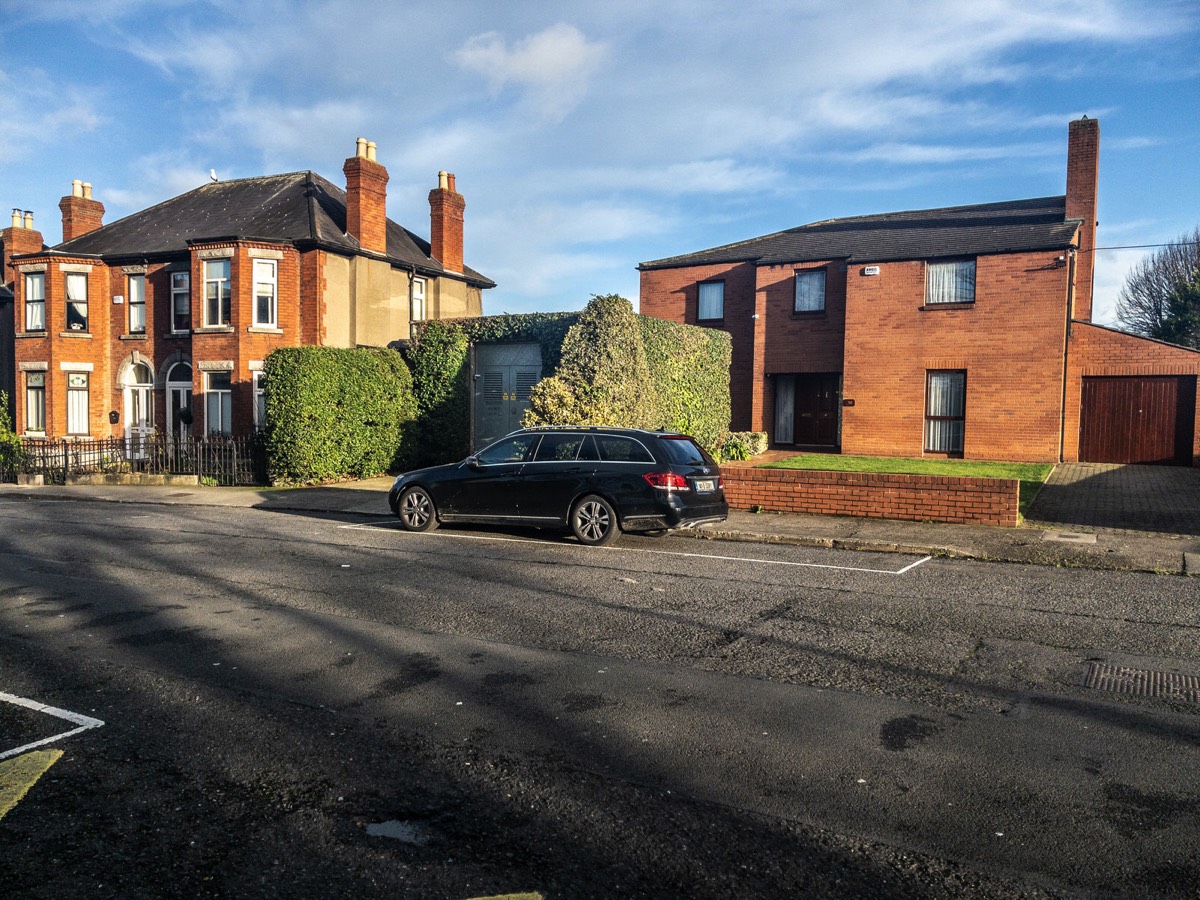 CRAWFORD AVENUE IS A VERY WIDE STREET 003