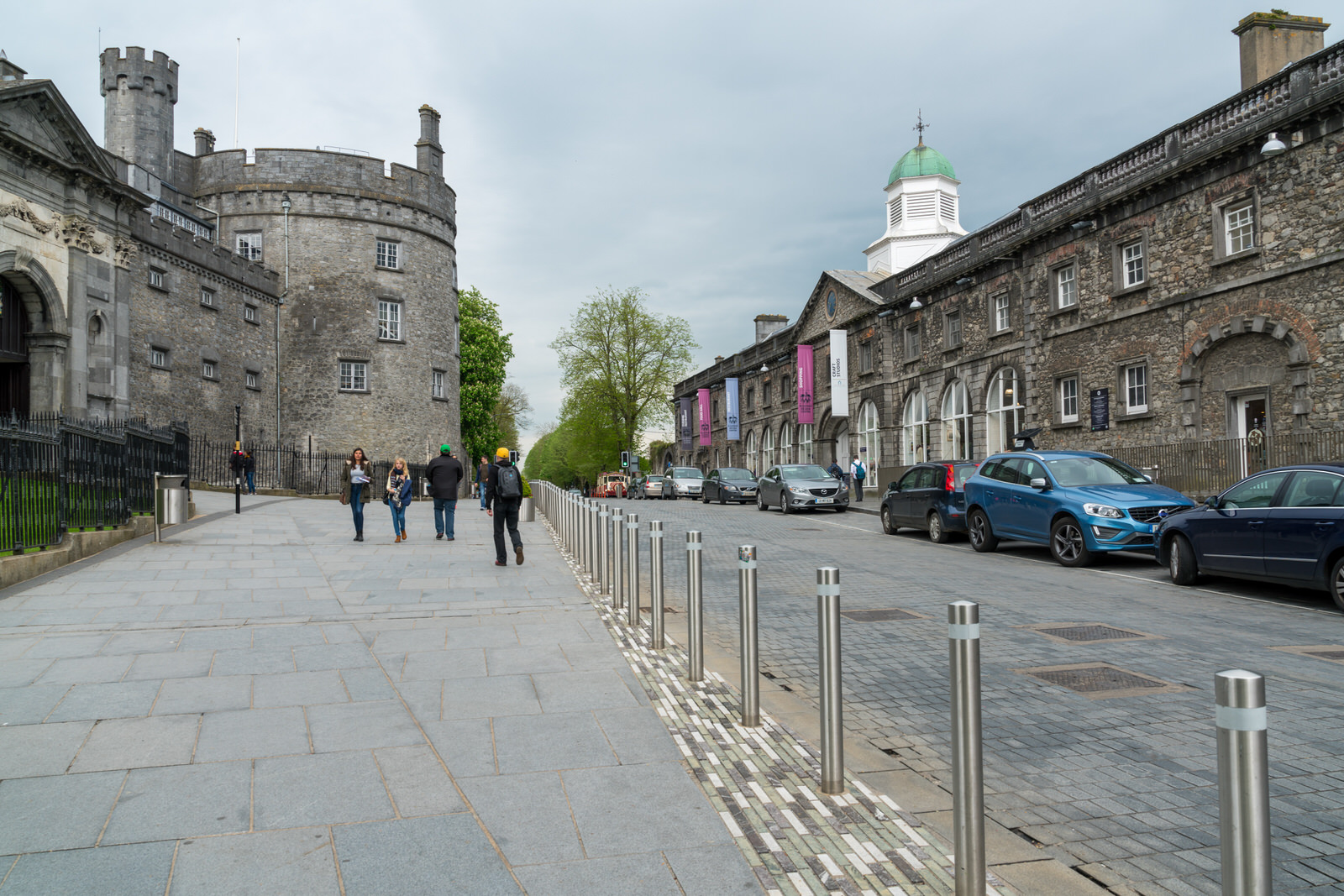  Kilkenny Castle is a castle in Kilkenny, Ireland built in 1195 to control a fording-point of the River Nore 