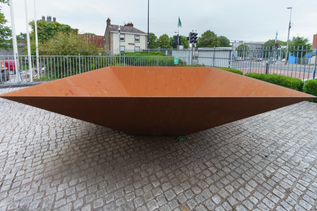 CORTEN SCULPTURE OUTSIDE THE HUNT MUSEUM - DESCRIBED AS A MILD STEEL NYMPHAEUM 001