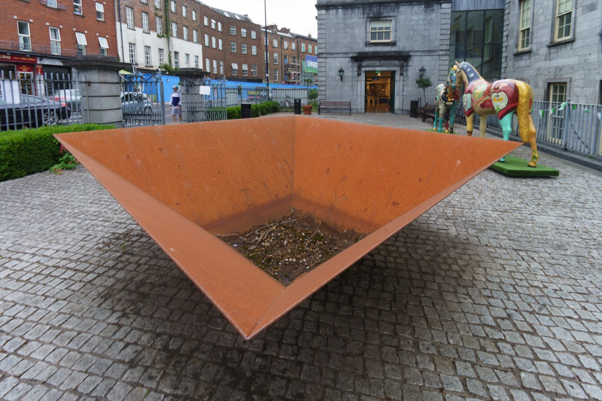 CORTEN SCULPTURE OUTSIDE THE HUNT MUSEUM - DESCRIBED AS A MILD STEEL NYMPHAEUM 002