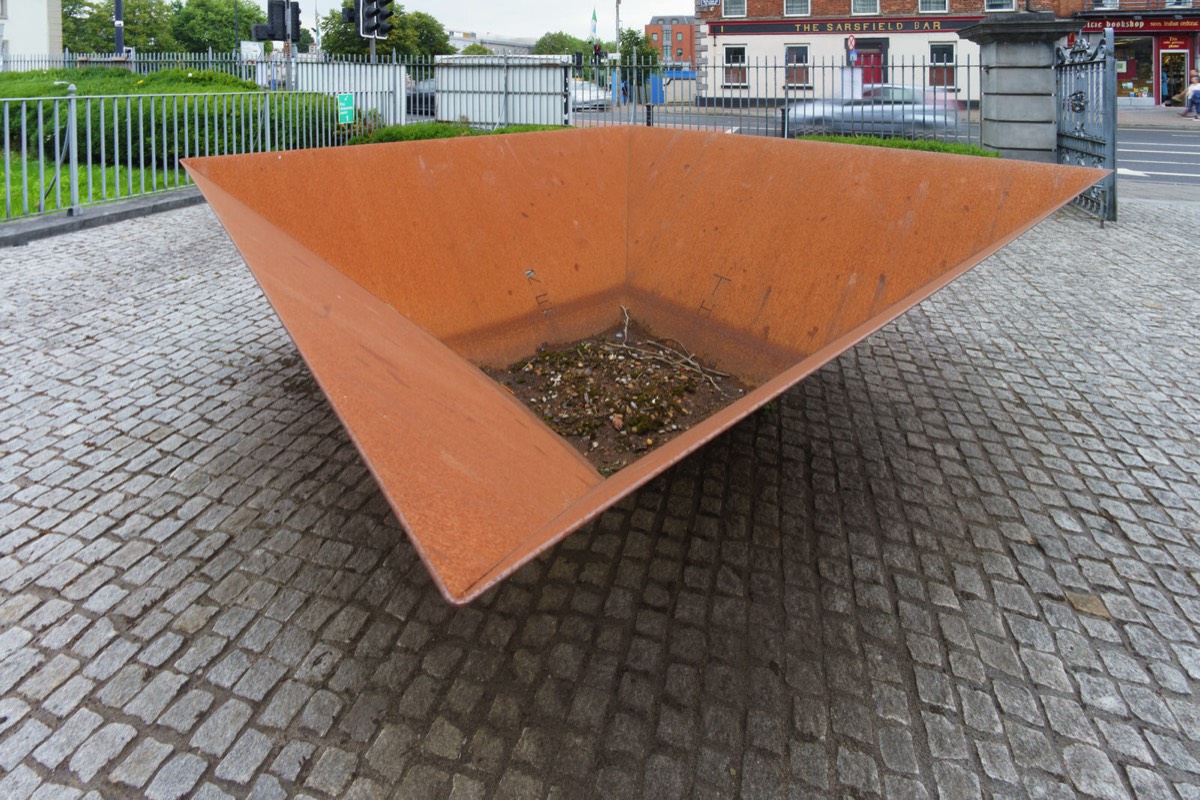 CORTEN SCULPTURE OUTSIDE THE HUNT MUSEUM - DESCRIBED AS A MILD STEEL NYMPHAEUM 003