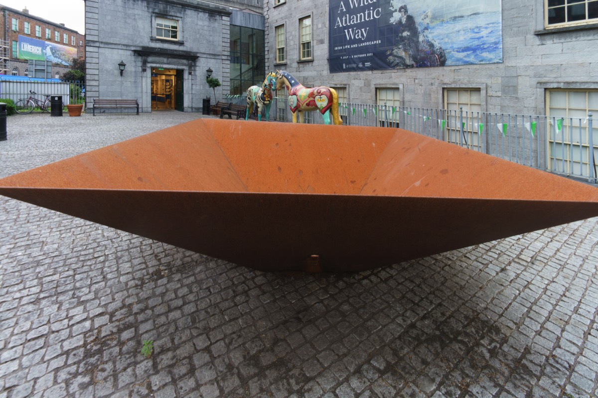 CORTEN SCULPTURE OUTSIDE THE HUNT MUSEUM - DESCRIBED AS A MILD STEEL NYMPHAEUM 004