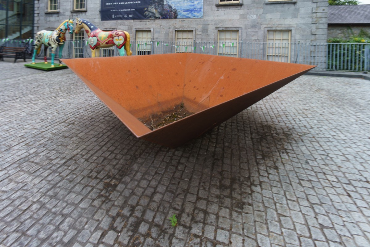 CORTEN SCULPTURE OUTSIDE THE HUNT MUSEUM - DESCRIBED AS A MILD STEEL NYMPHAEUM 005