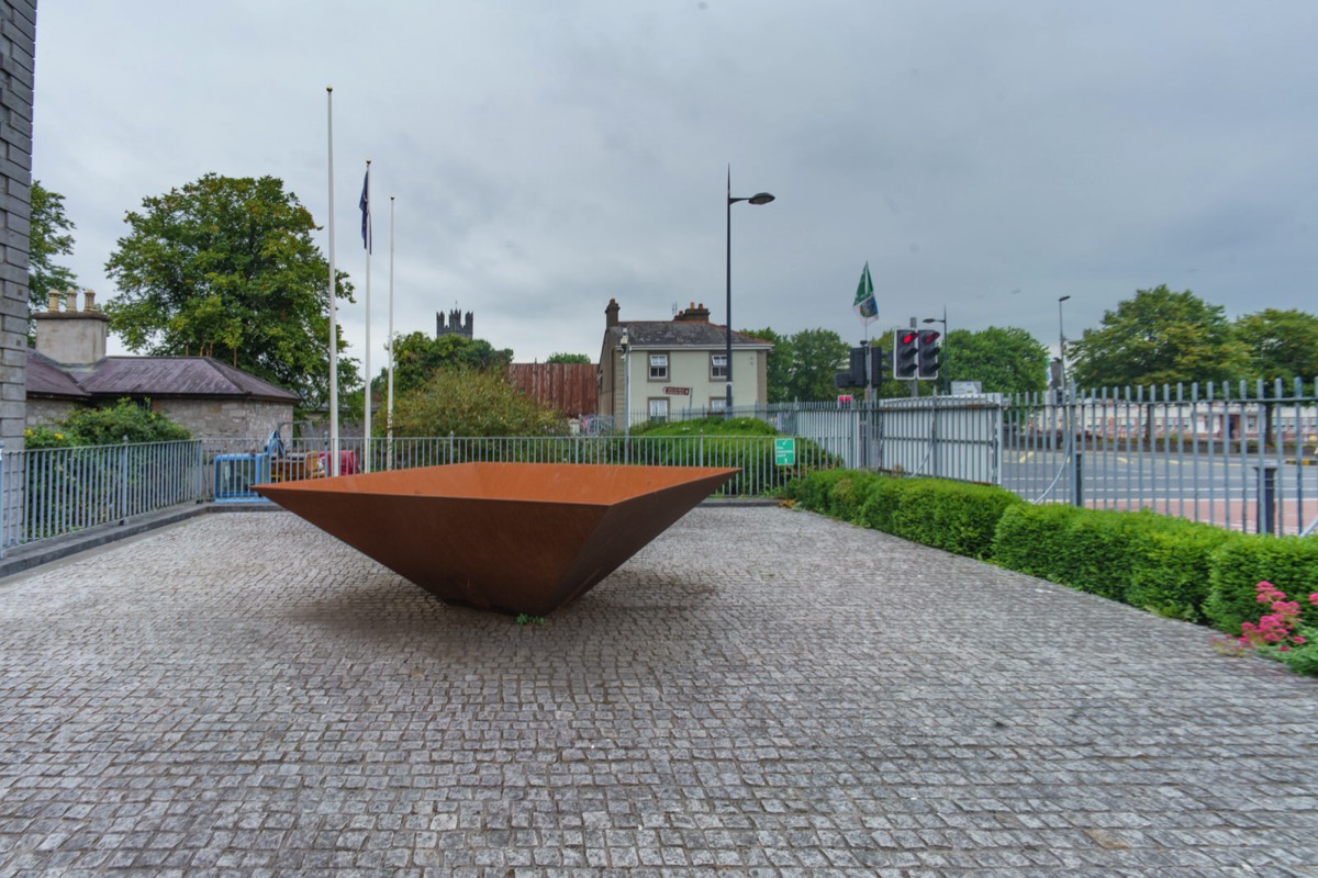 CORTEN SCULPTURE OUTSIDE THE HUNT MUSEUM - DESCRIBED AS A MILD STEEL NYMPHAEUM 006