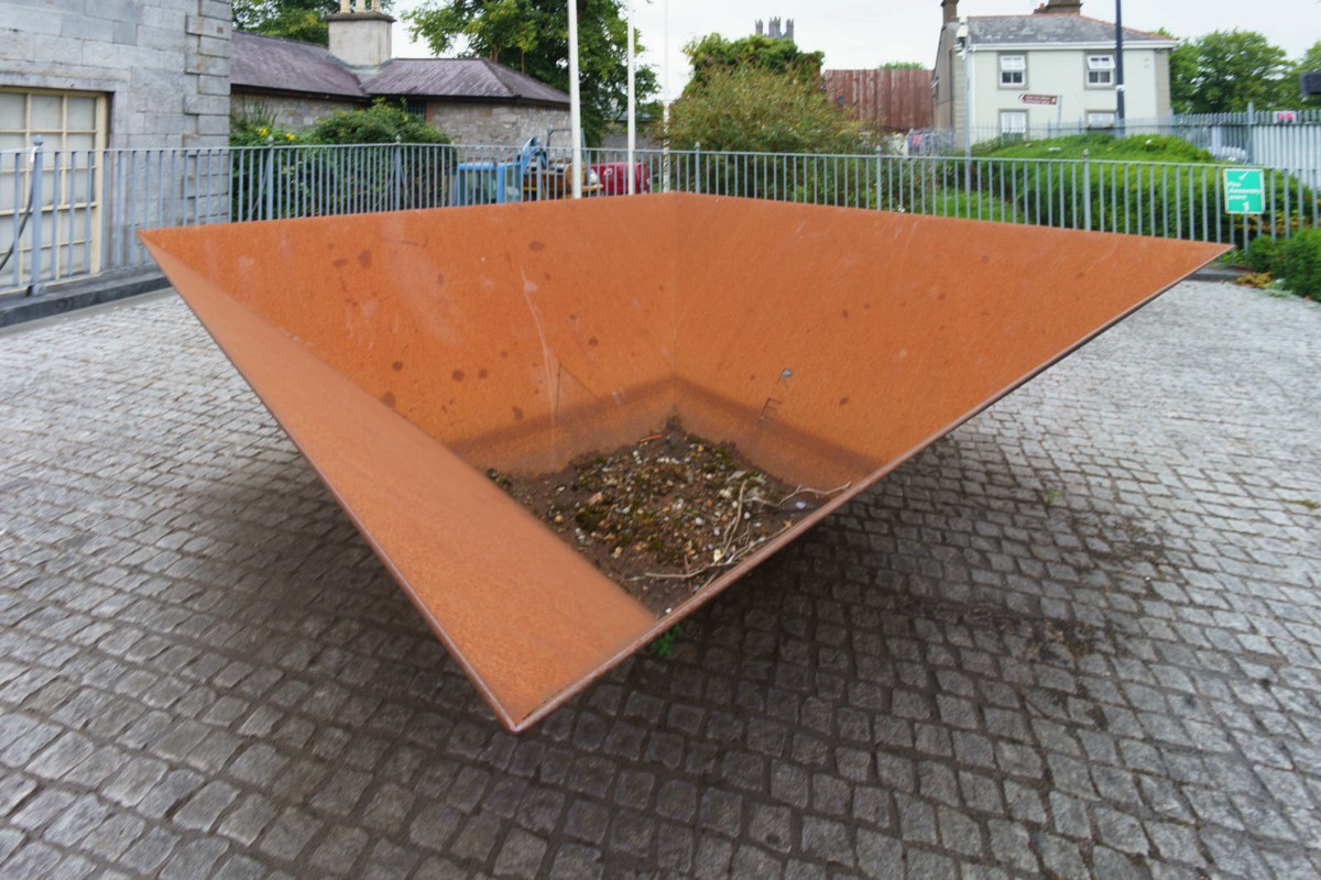 CORTEN SCULPTURE OUTSIDE THE HUNT MUSEUM - DESCRIBED AS A MILD STEEL NYMPHAEUM 007