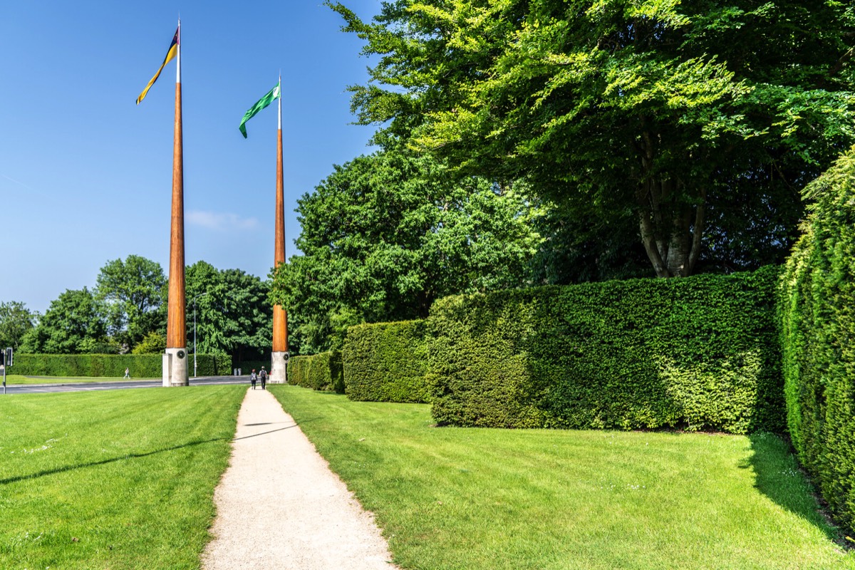 SEAN SCULLY WALL AND FLAGPOLES 006