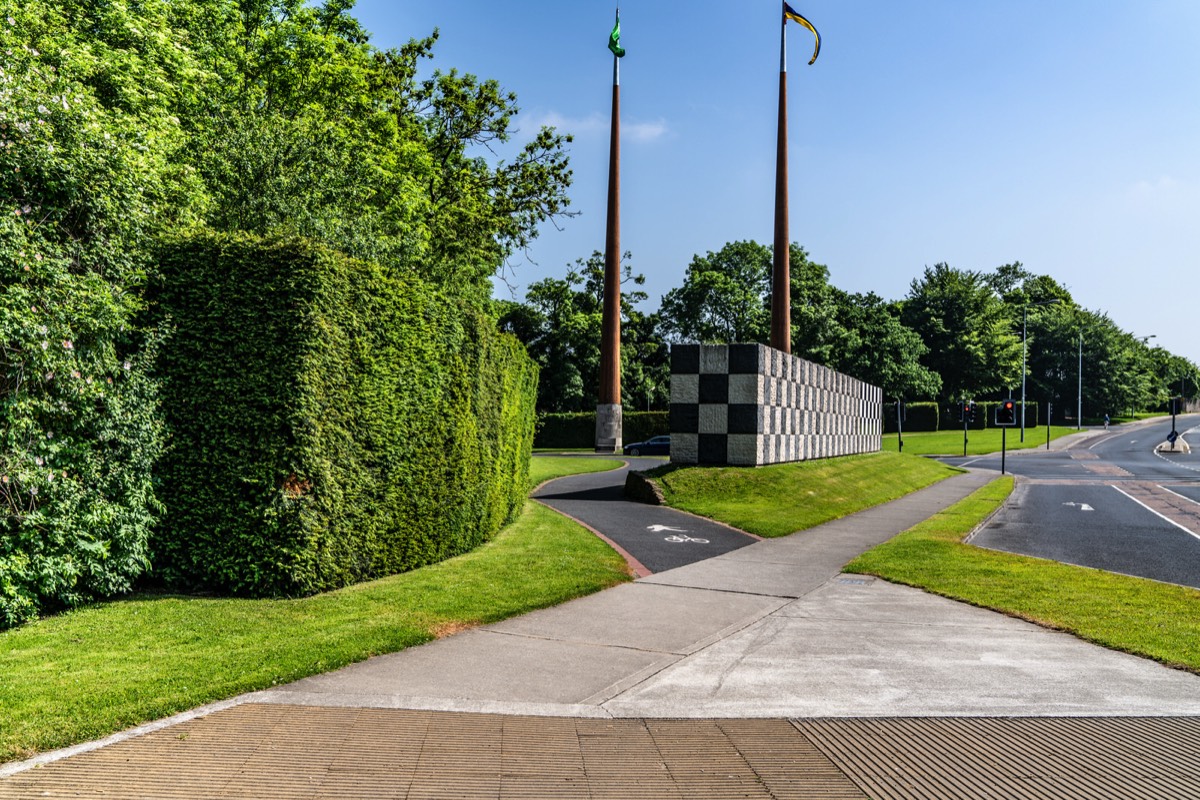 SEAN SCULLY WALL AND FLAGPOLES 011