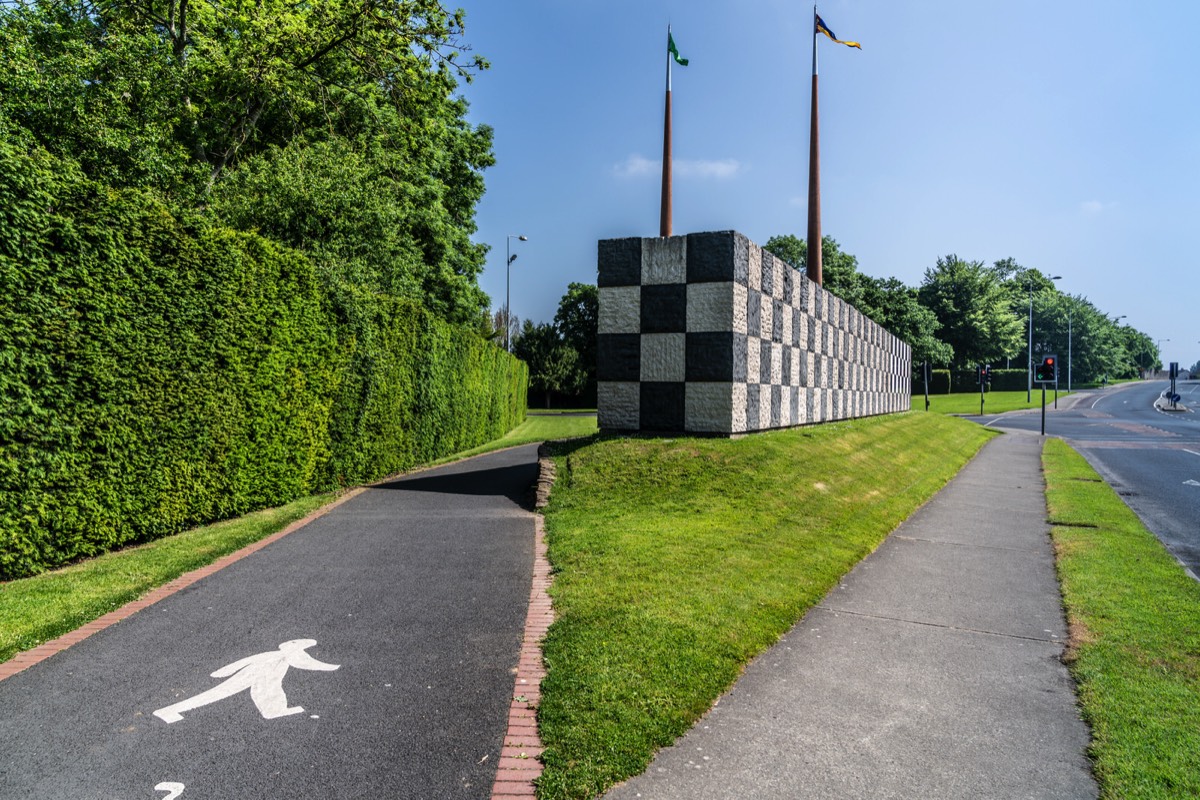 SEAN SCULLY WALL AND FLAGPOLES 012