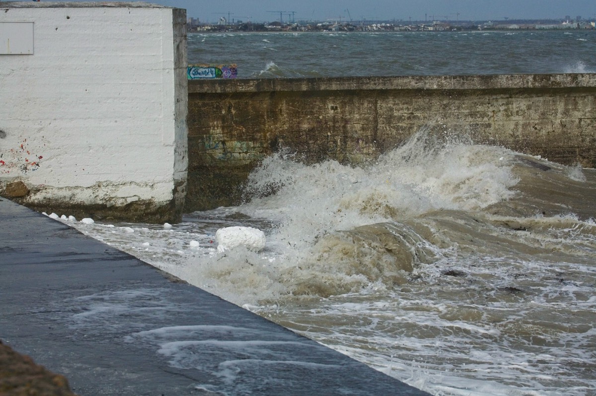 BLACKROCK BATHS AT THE TRAIN STATION  APRIL 2007  004