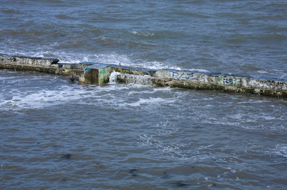 BLACKROCK BATHS AT THE TRAIN STATION  APRIL 2007  019