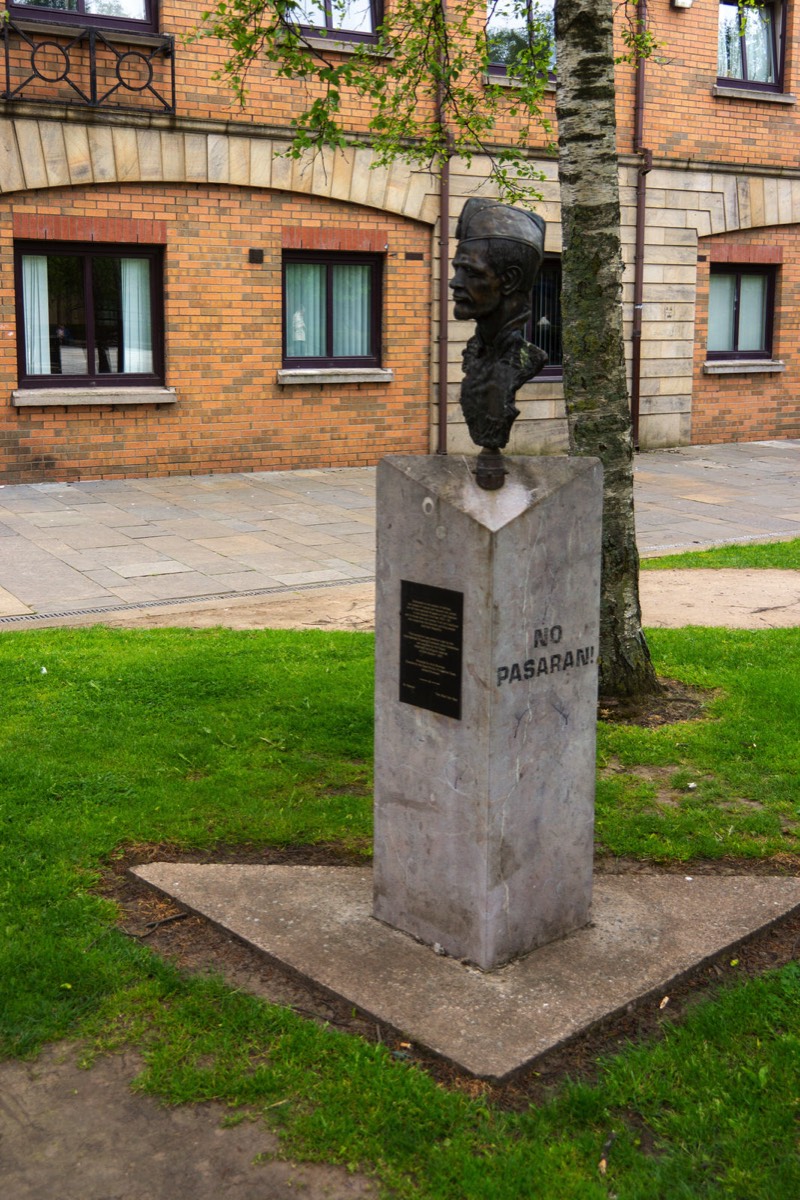 THE XV INTERNATIONAL BRIGADE MEMORIAL AT WRITERS SQUARE 003