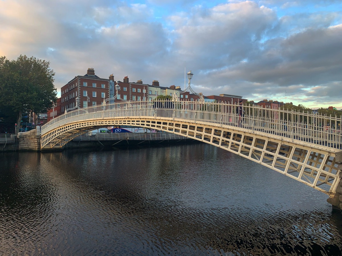 HALF PENNY BRIDGE ON ASTON QUAY  004