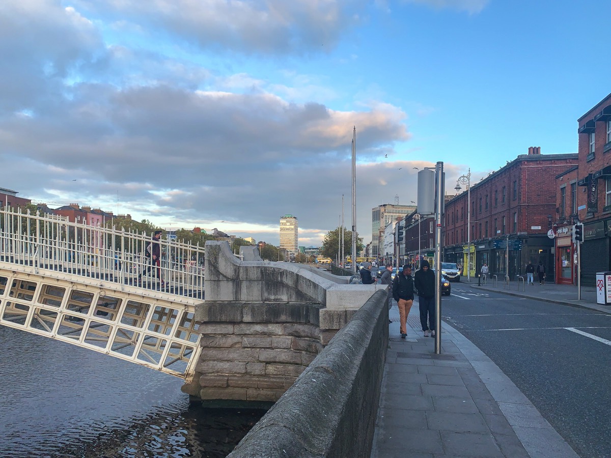 HALF PENNY BRIDGE ON ASTON QUAY  005