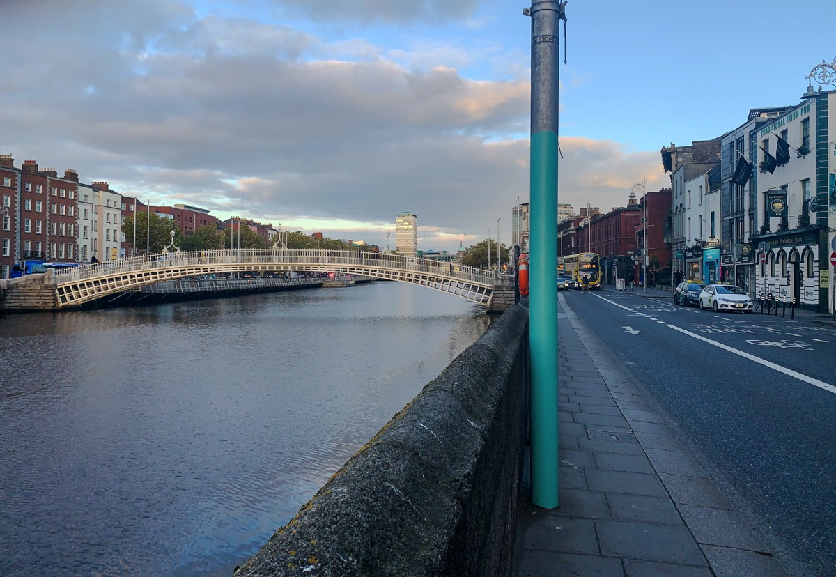 HALF PENNY BRIDGE ON ASTON QUAY  006