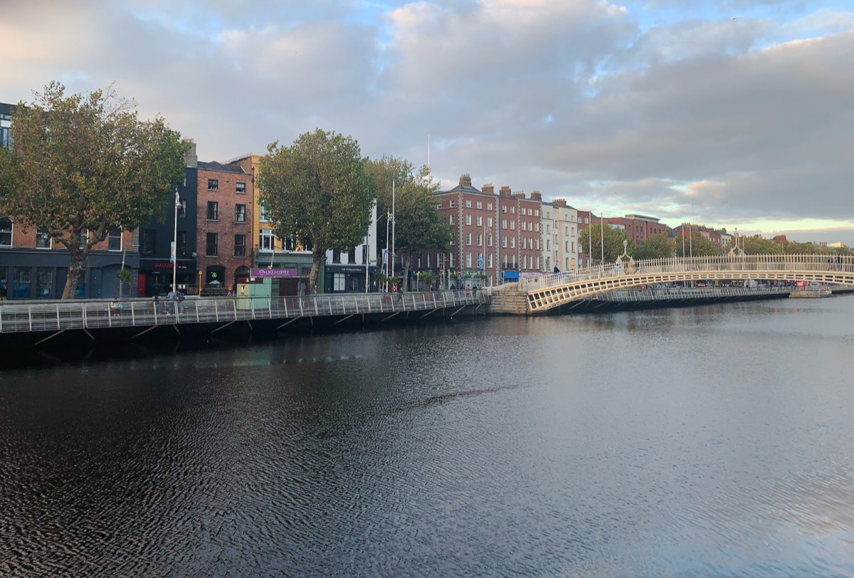 HALF PENNY BRIDGE ON ASTON QUAY  007