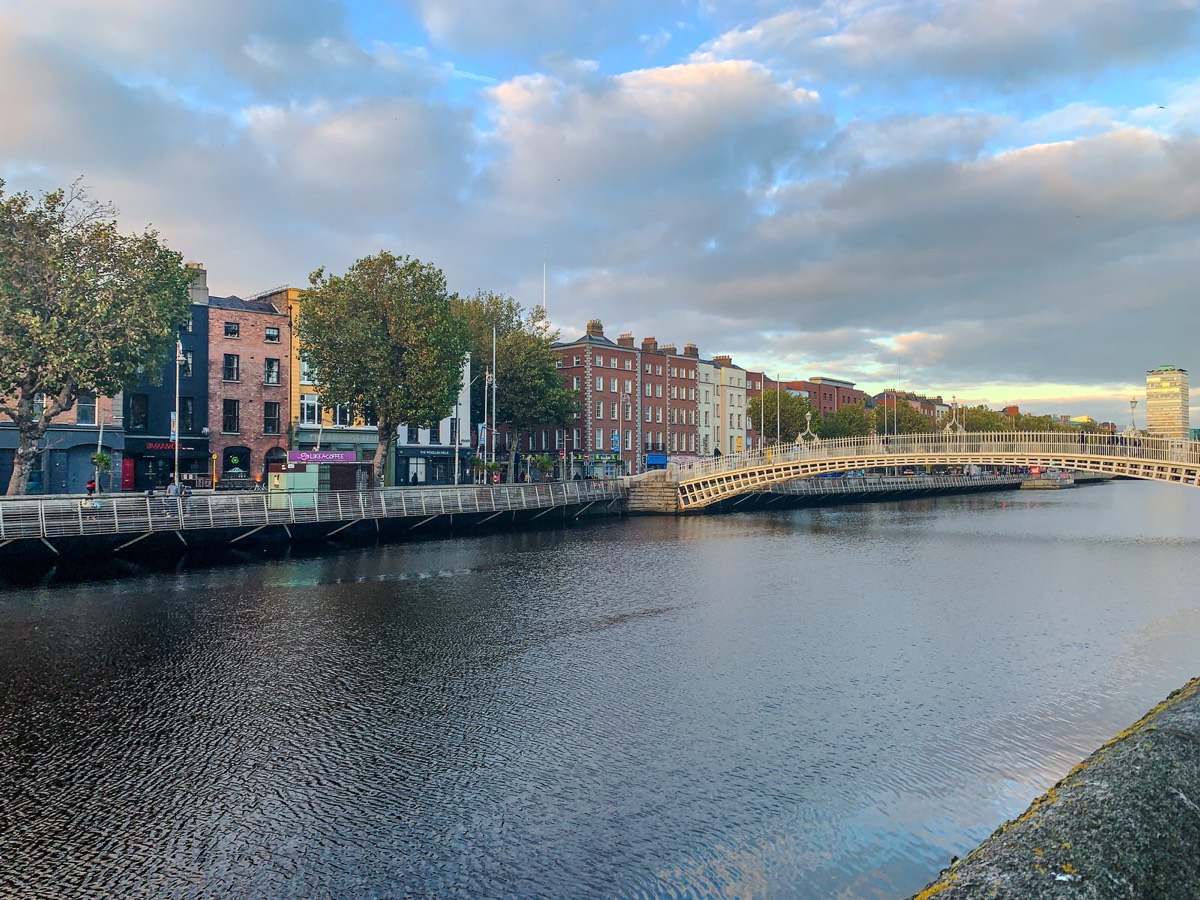 HALF PENNY BRIDGE ON ASTON QUAY  008