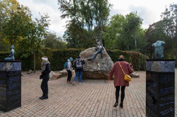  There are many sculptures in Merrion Square Park 