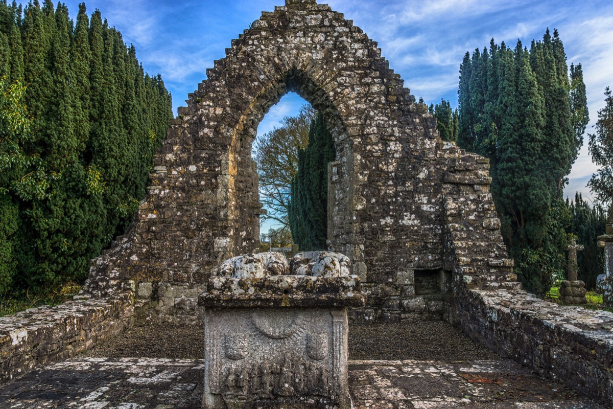 TOMB OF THE JEALOUS MAN AND WOMAN 001