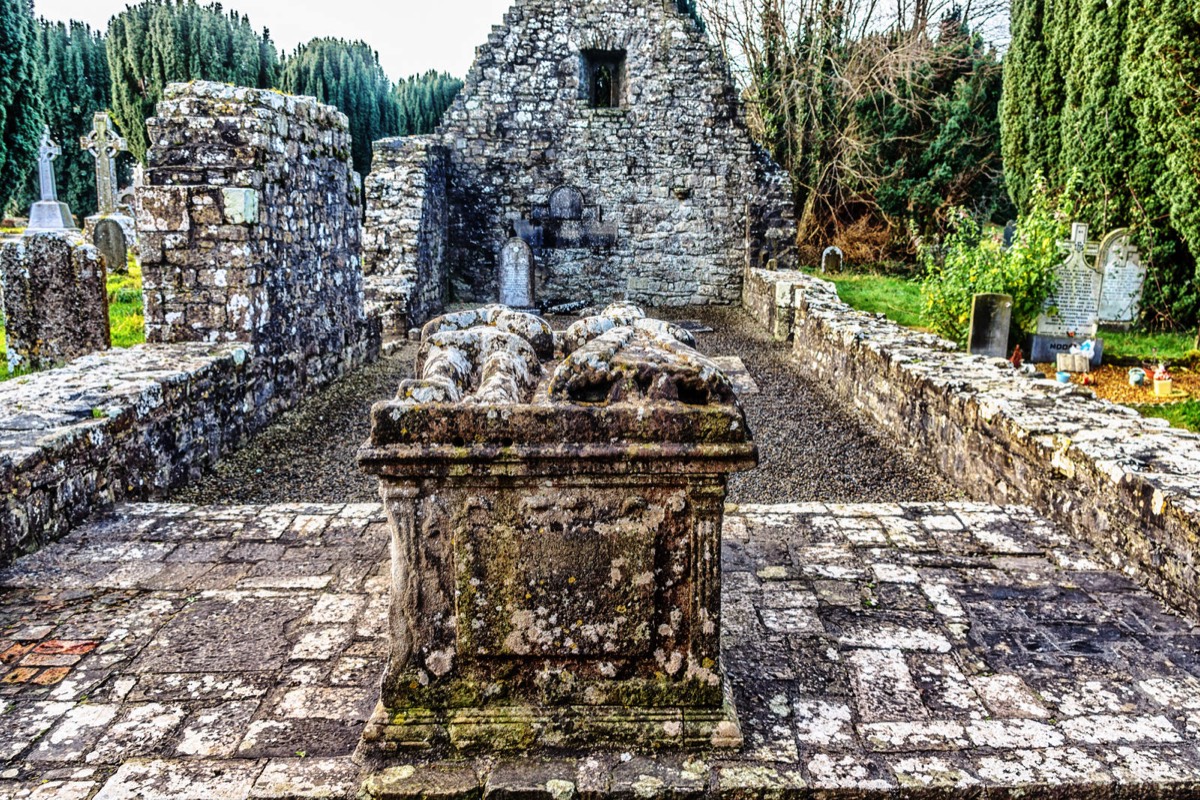 TOMB OF THE JEALOUS MAN AND WOMAN 002