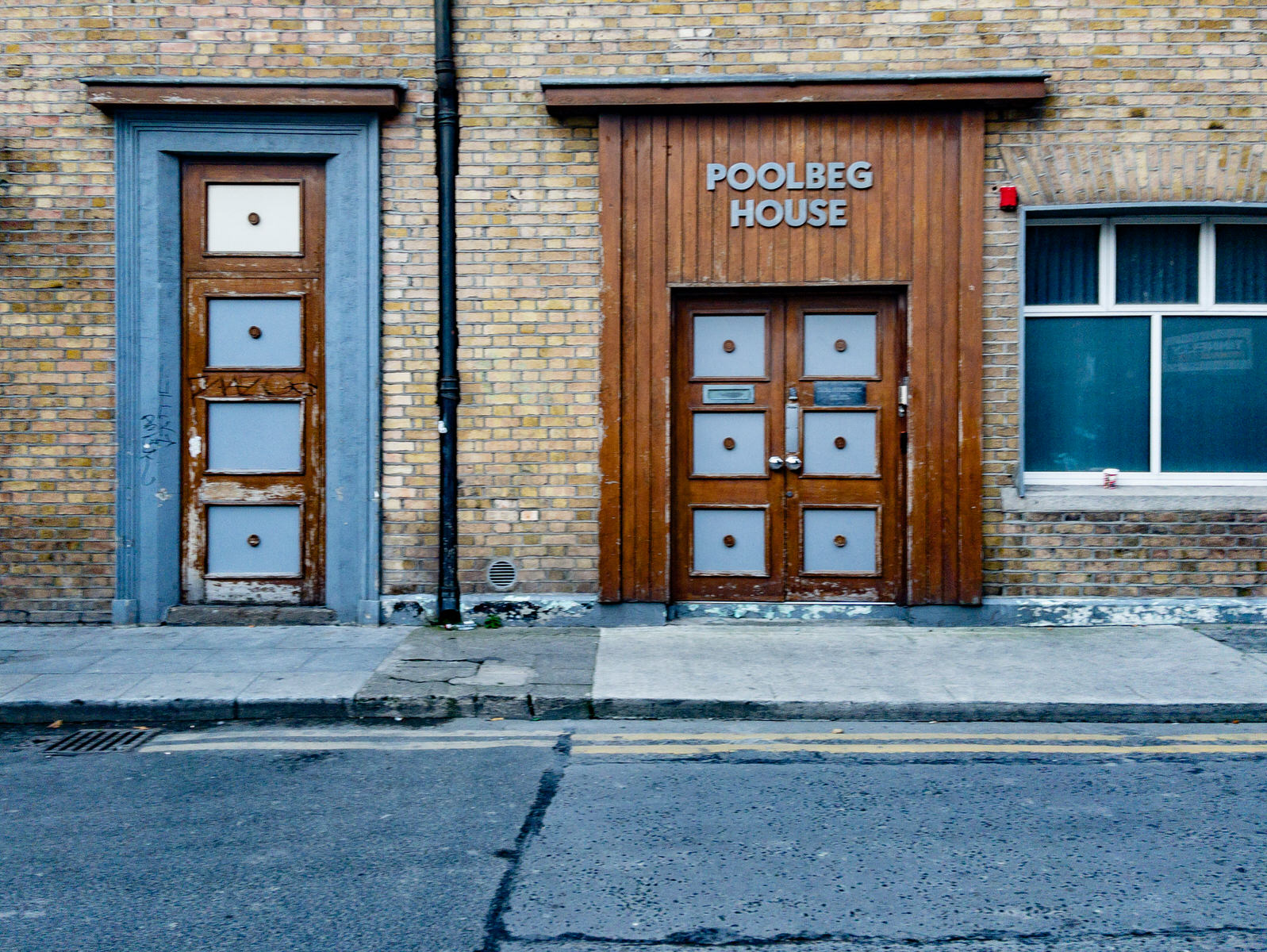 POOLBEG STREET - HOME TO MULLIGANS PUB 003