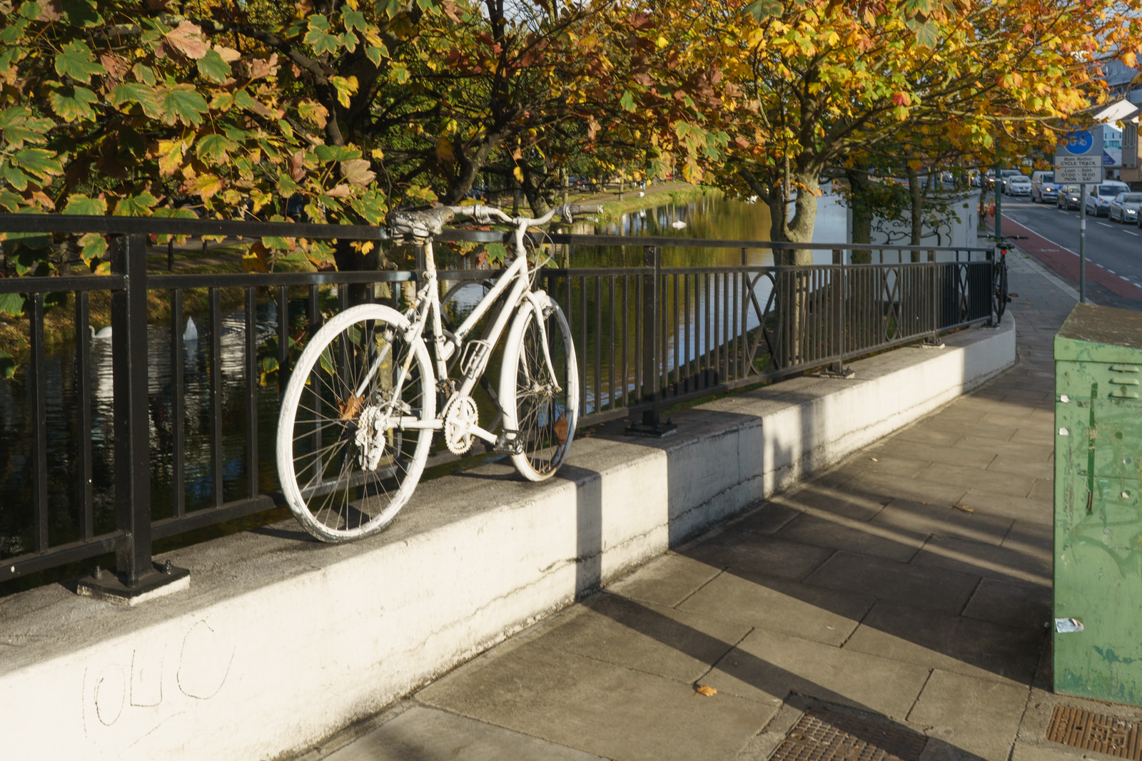 GHOST BIKE MEMORIAL - ZU ZHANG WONG FROM CHINA - BRIDGE AT GROVE ROAD 002