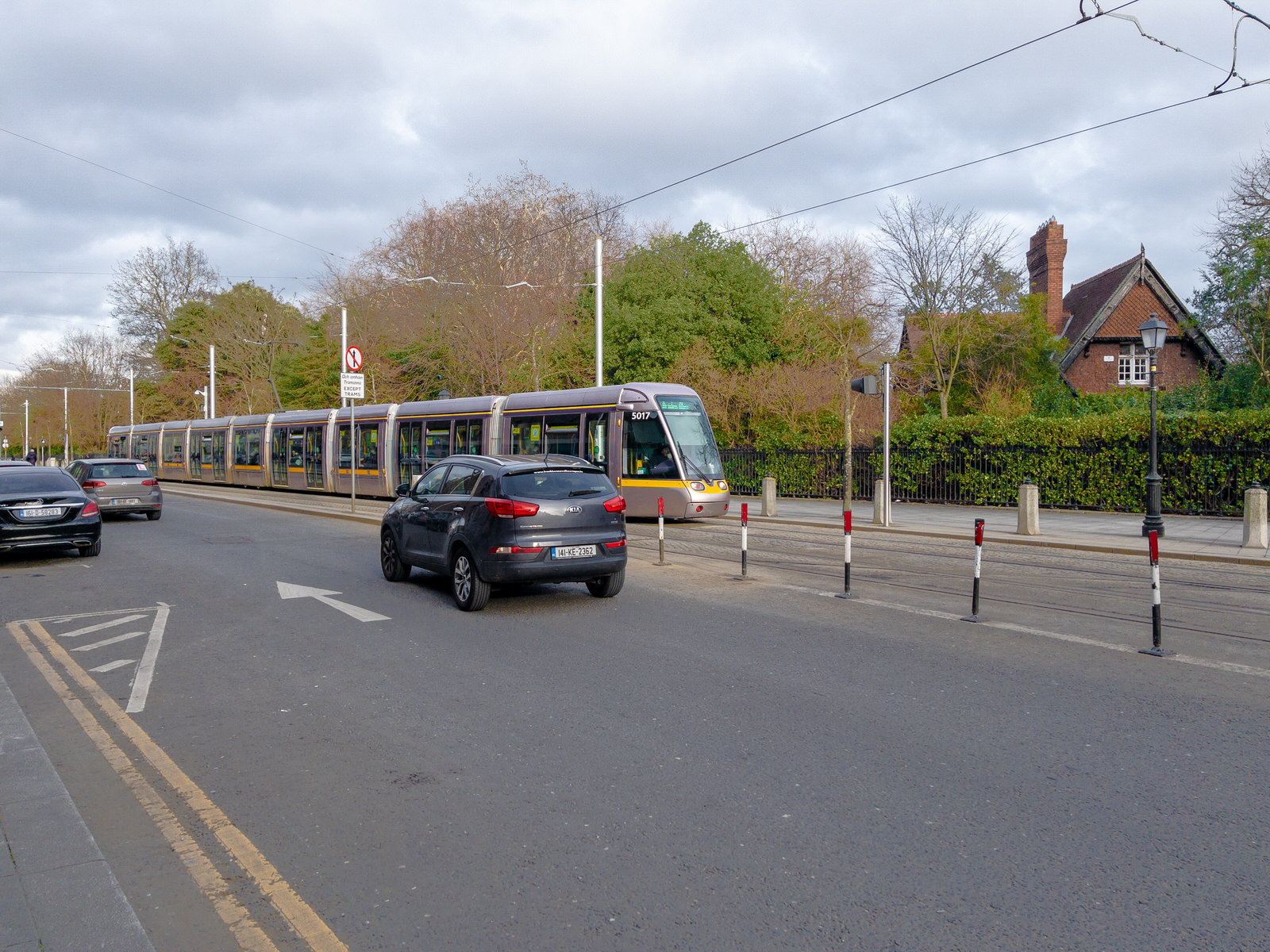 TRAM STOP AT ST. STEPHEN'S GREEN