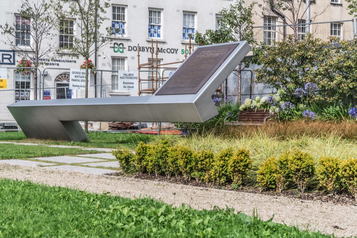 THE WATERFORD 1916 MEMORIAL [ON THE MALL]  001